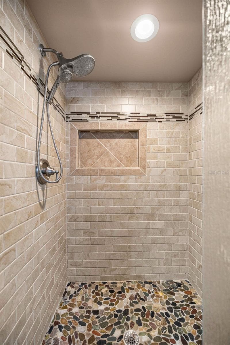 primary shower - 2611 SE 27 ST, OCALA