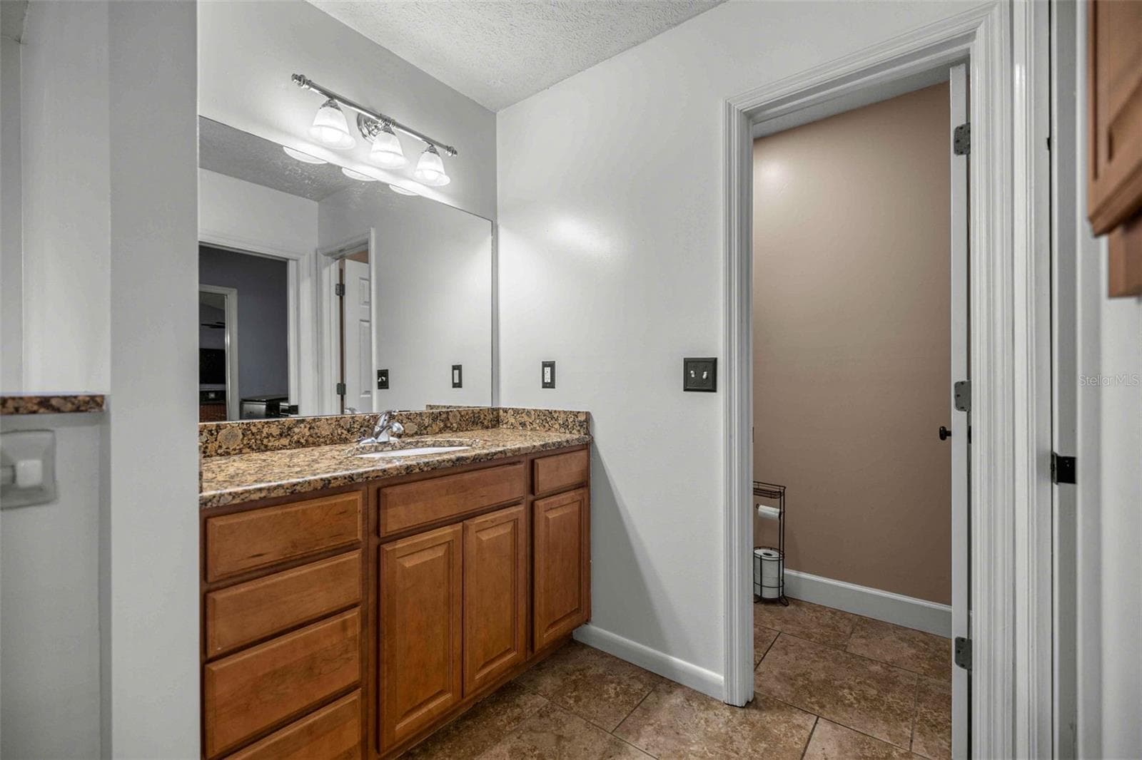 dual vanity primary bath - 2611 SE 27 ST, OCALA