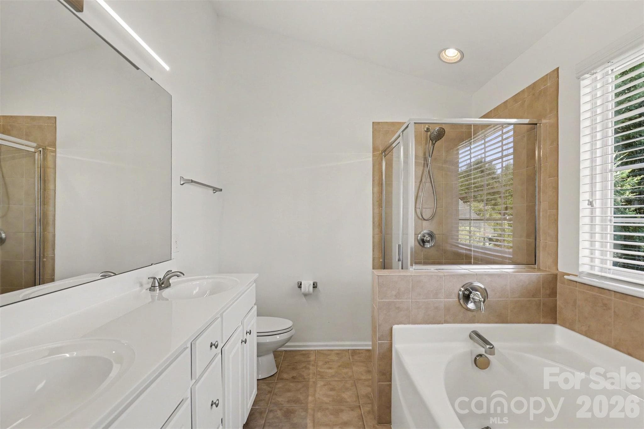 Primary bath with dual vanities - 712 Tulip Tree Place, Rock Hill
