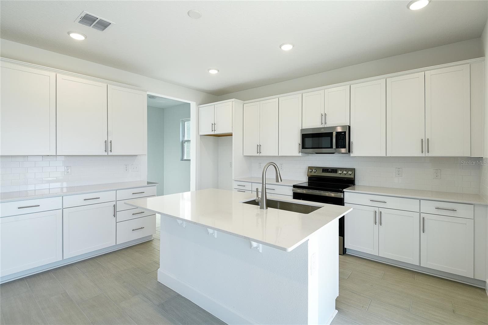 Single Family Residence at 161 WATERSTONE LOOP, TAVARES, photo 8 of 22
