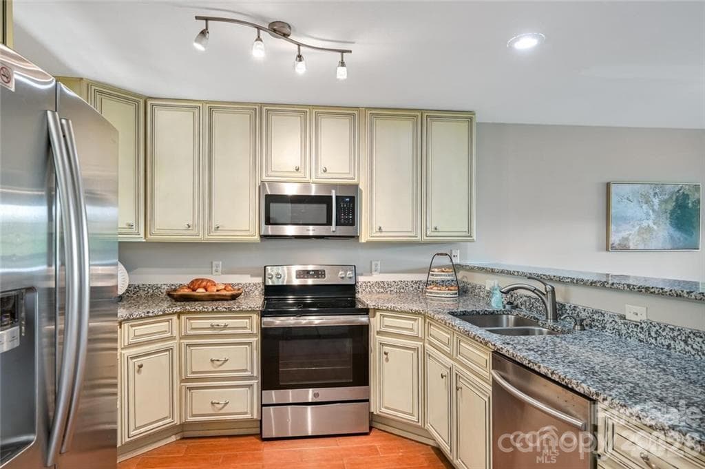 Kitchen with Stainless/Granite - 29 Rotunda Circle, Asheville