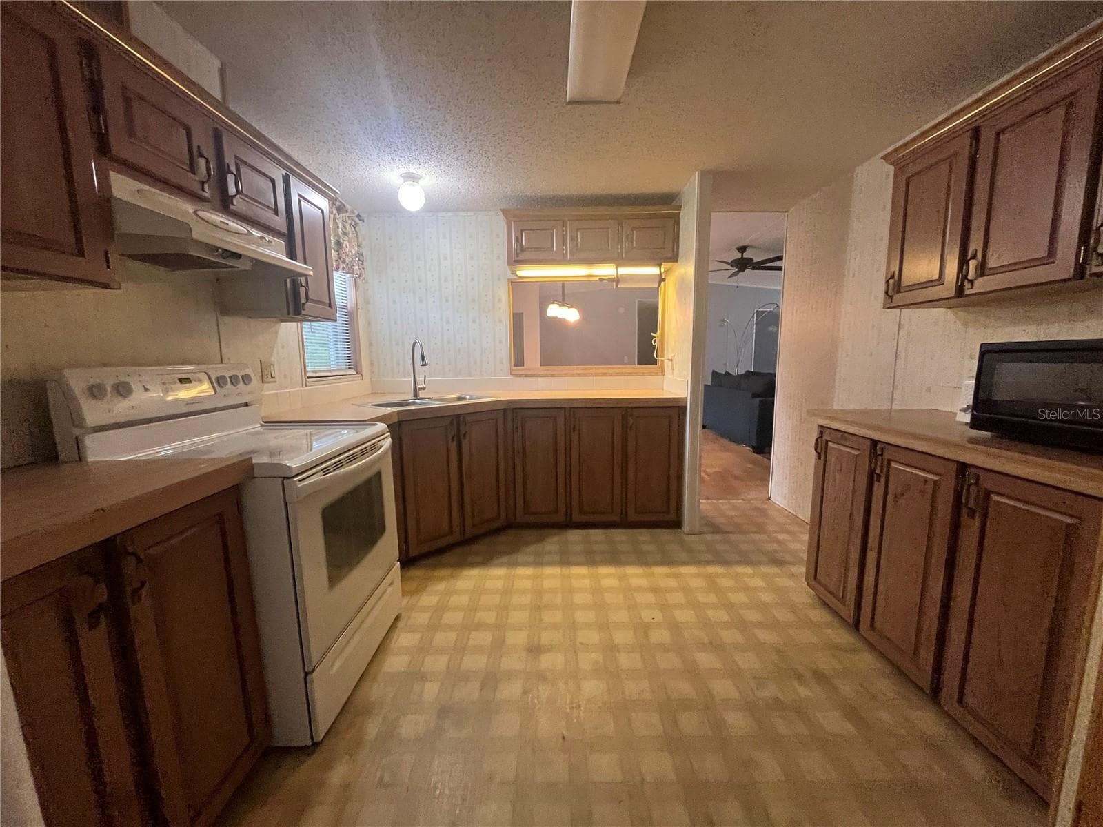 Manufactured Home at 4010 GLEN RD, LAKELAND, photo 14 of 66