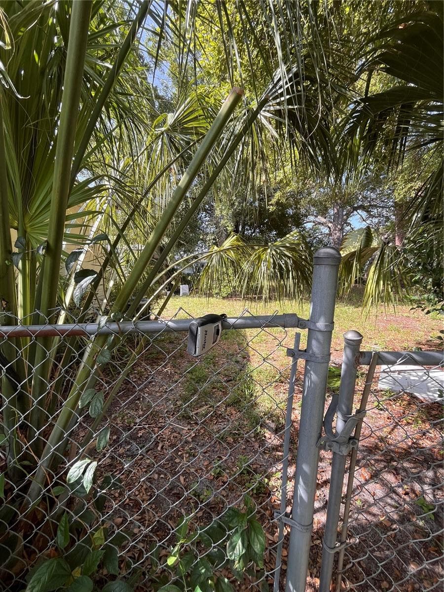 Lockbox location. RIGHT of property. - 3702 OHIO AVE, TAMPA