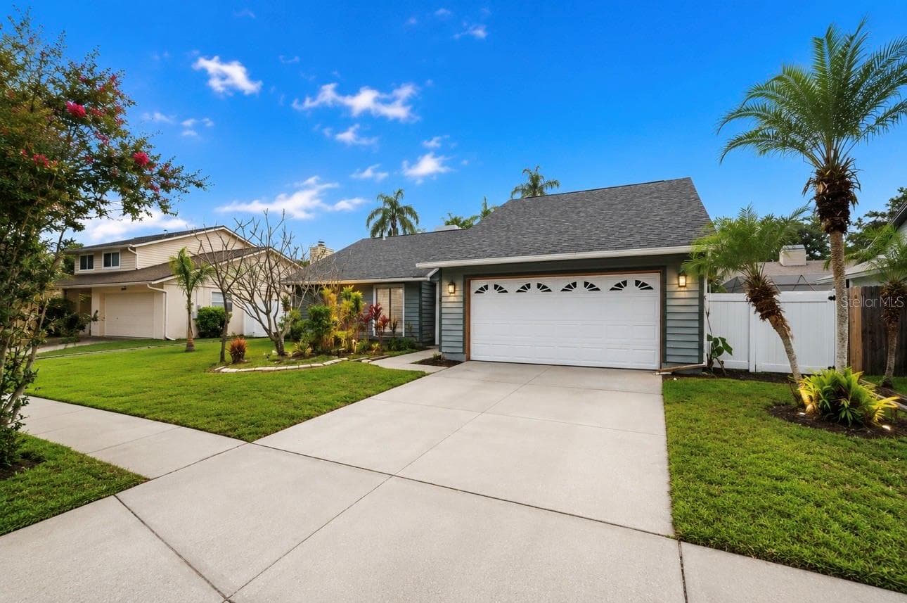 Single Family Residence at 10906 AUTUMN OAK PL, TAMPA, photo 2 of 38
