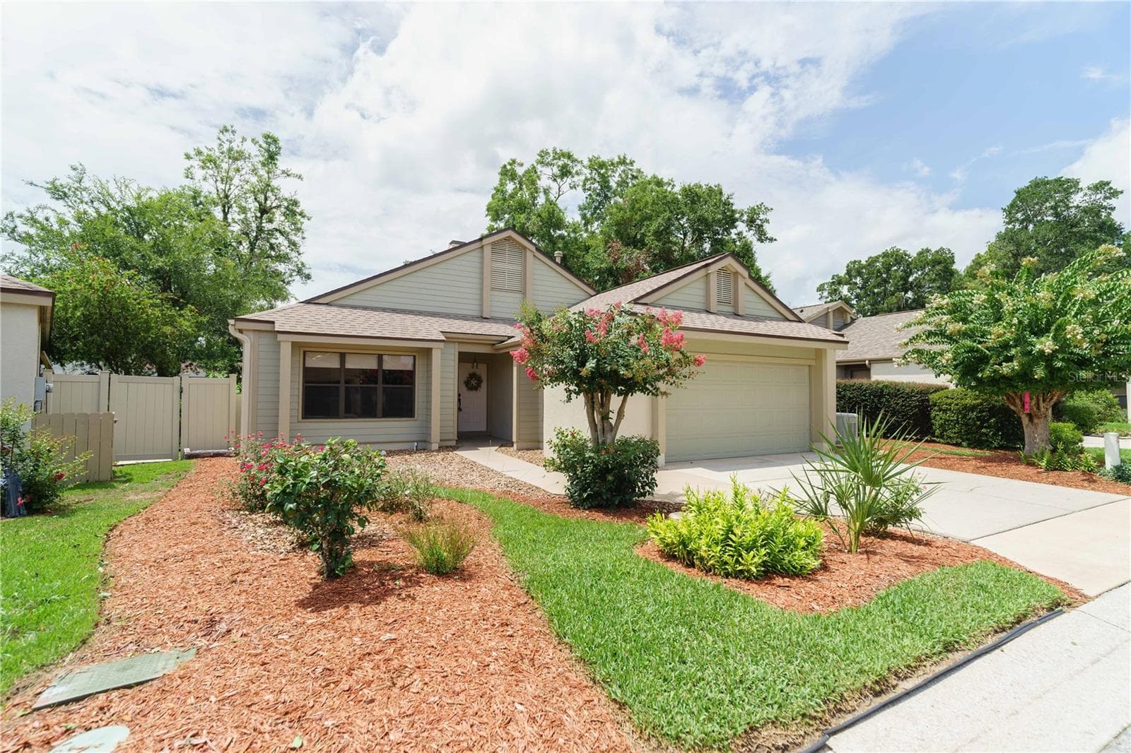 Beautiful landscaping - 4418 NE 4TH ST, OCALA