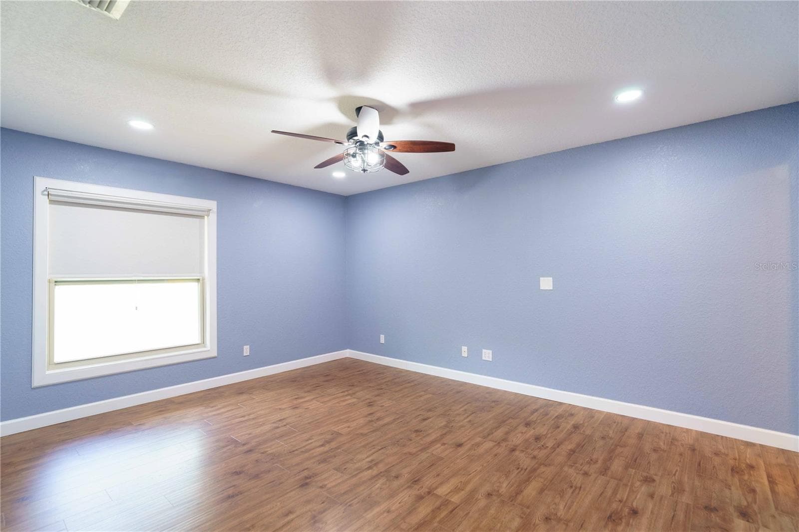 Large primary bedroom with ensuite bath - 4418 NE 4TH ST, OCALA