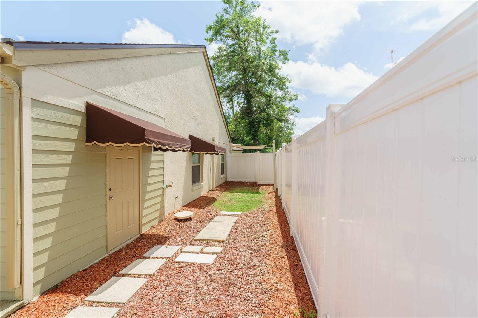 Backyard--room for your fur babies - 4418 NE 4TH ST, OCALA