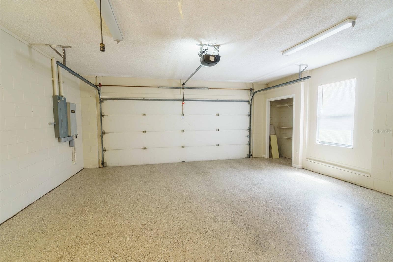 Garage with expo floors - 4418 NE 4TH ST, OCALA