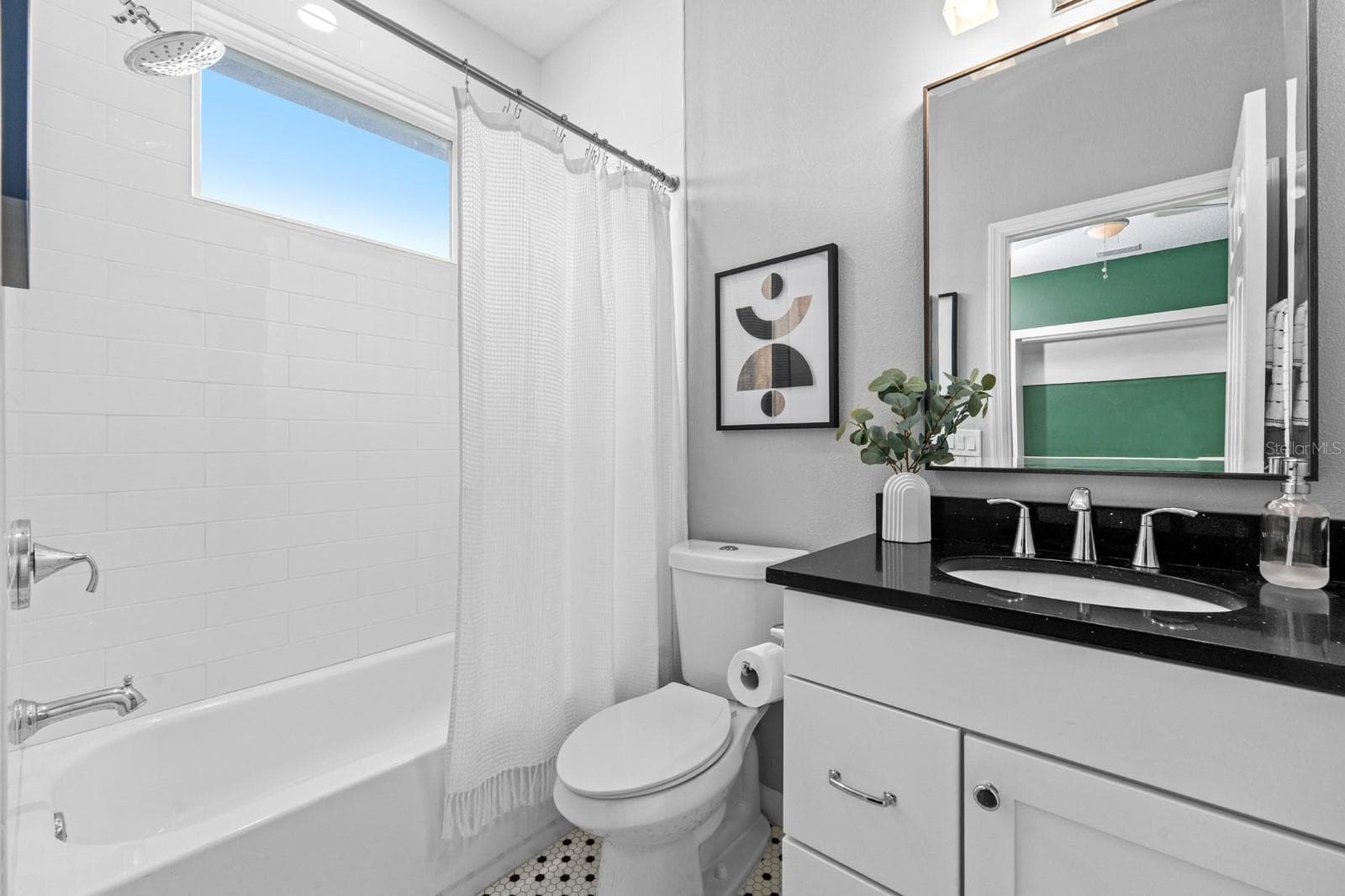 Beautifully finished en suite - 1028 5TH ST N, ST PETERSBURG