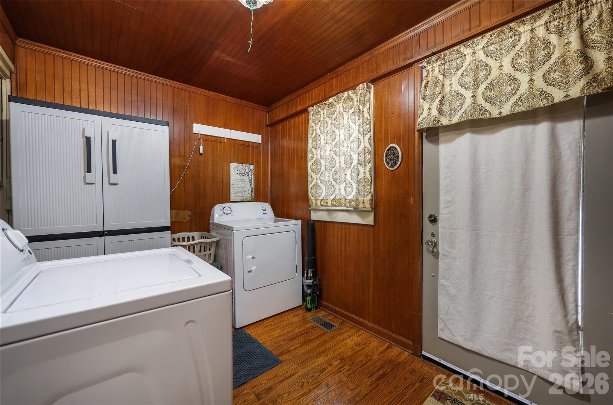 Laundry with door to back deck. - 271 N Main Street, Denton