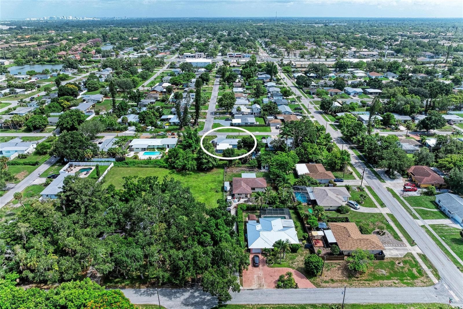 Single Family Residence at 3138 WILLIAMSBURG ST, SARASOTA, photo 2 of 68