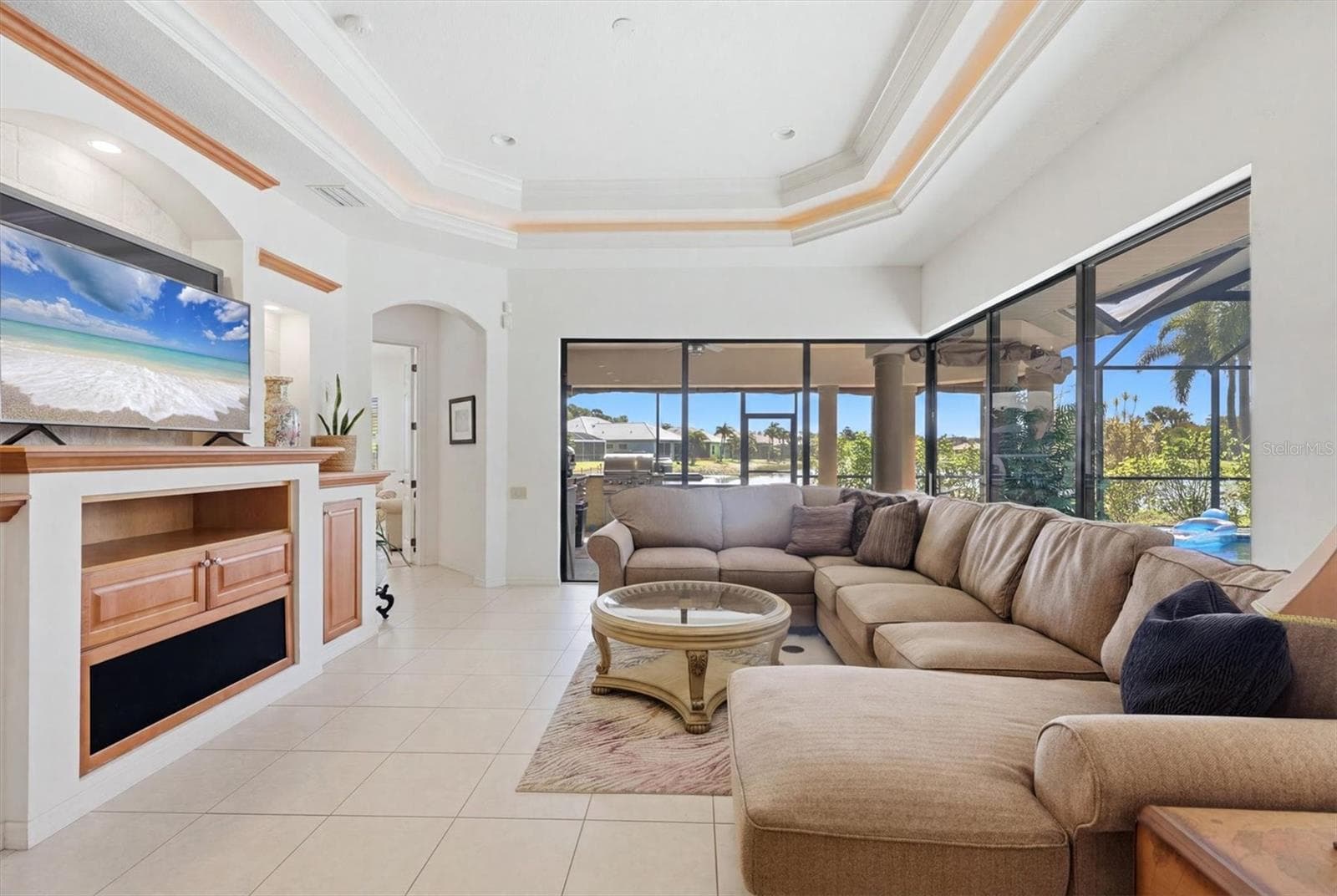 Great room with trey ceiling - 815 TROPEZ LN, VENICE