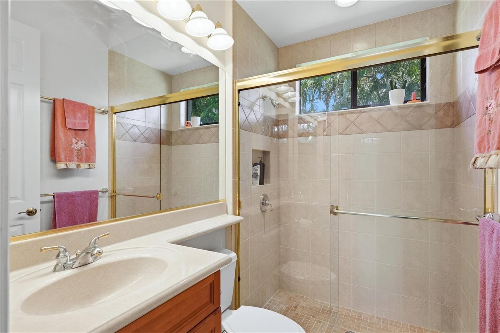Main Bath - 815 TROPEZ LN, VENICE