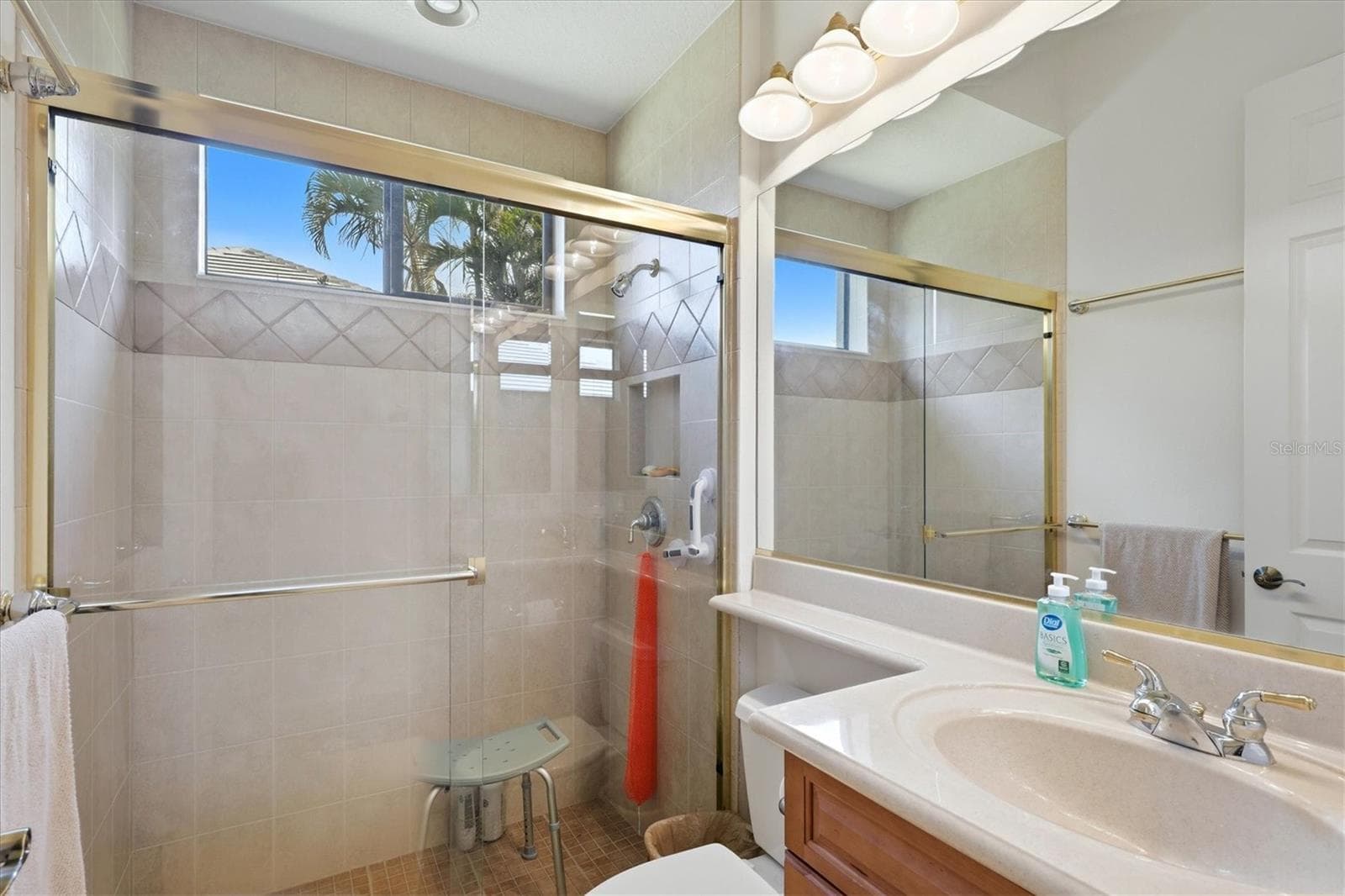 Main Bath - 815 TROPEZ LN, VENICE
