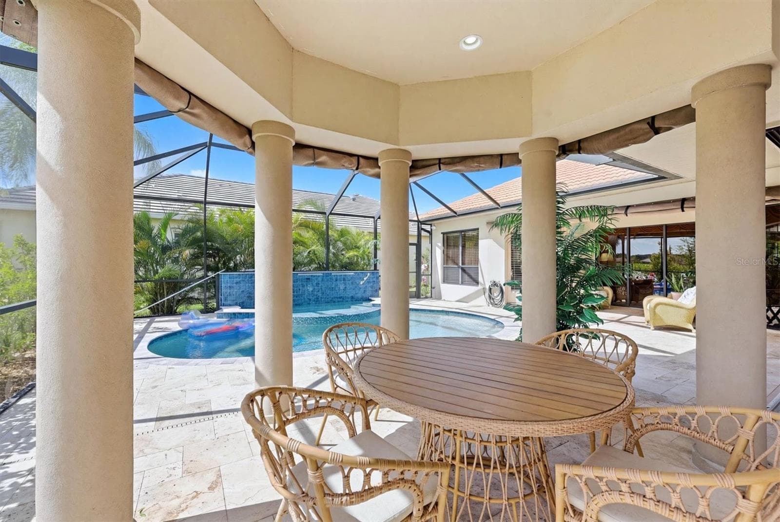 Outdoor Dining - 815 TROPEZ LN, VENICE