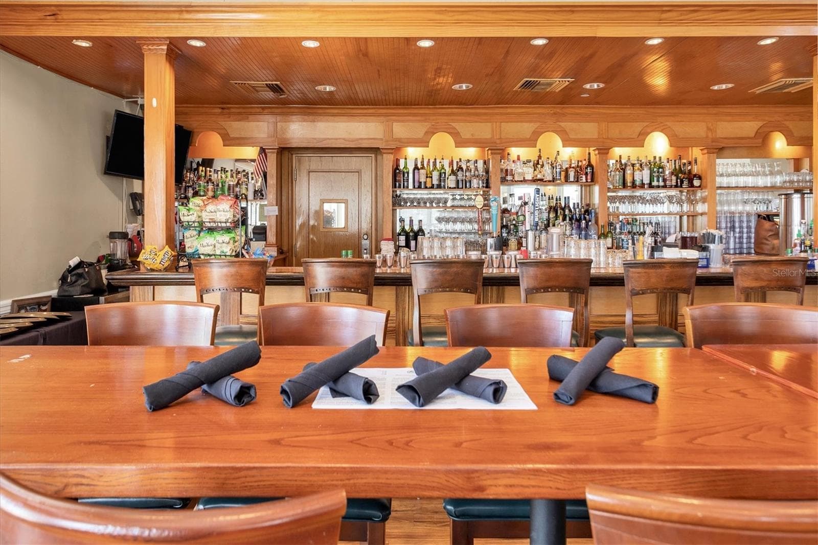 Bar - 815 TROPEZ LN, VENICE