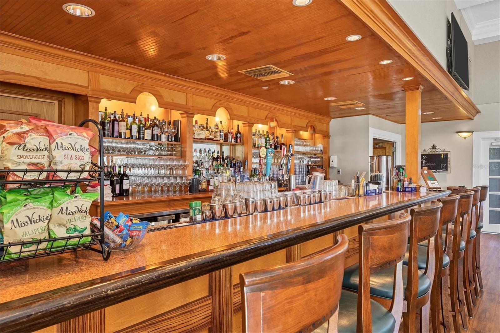 Bar - 815 TROPEZ LN, VENICE