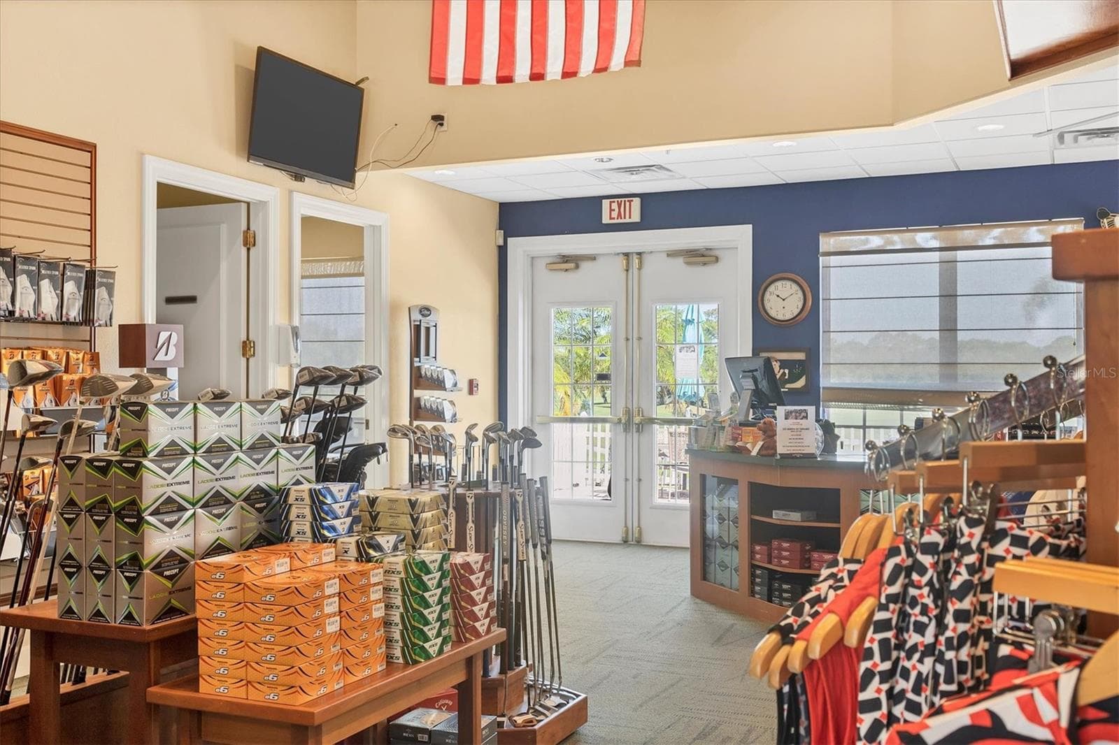 Pro Shop - 815 TROPEZ LN, VENICE