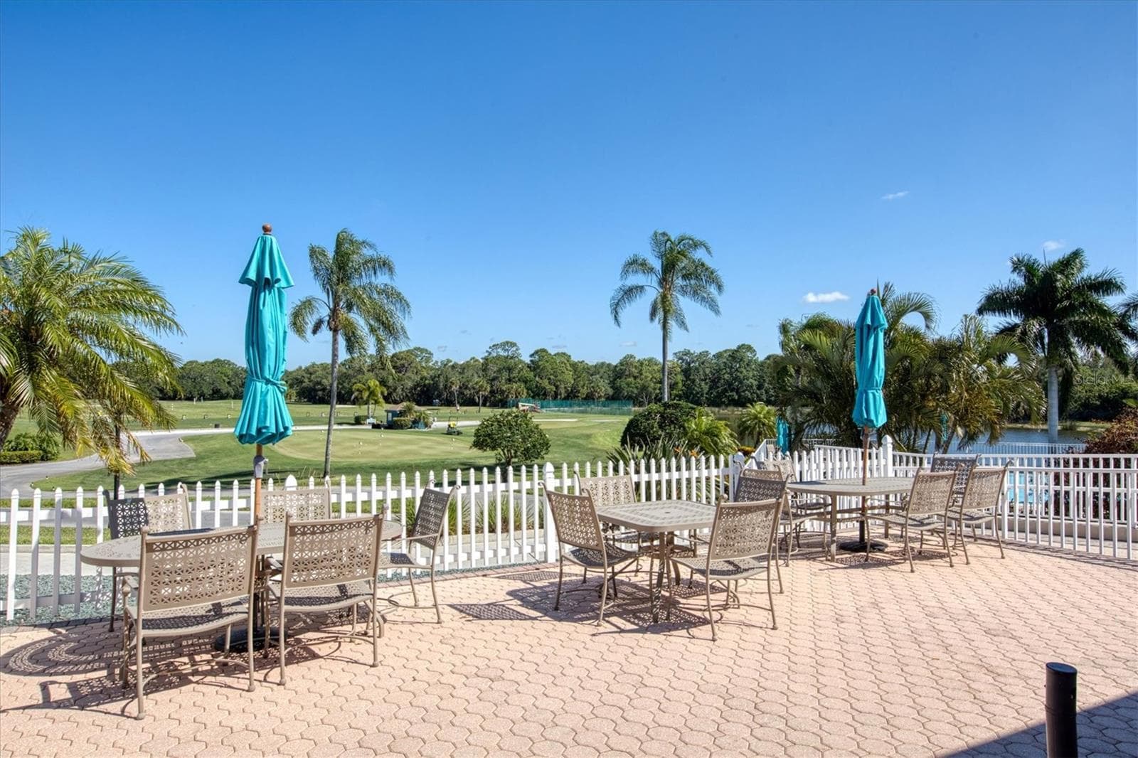Community Pool - 815 TROPEZ LN, VENICE