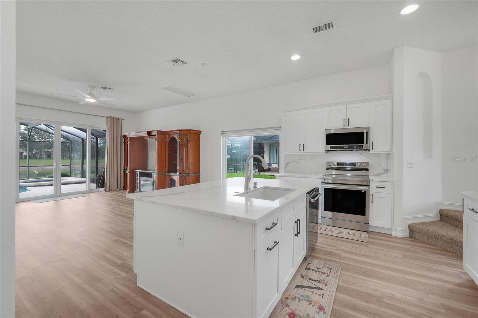 Kitchen looking into family room out to pool - 16740 GLENBROOK BLVD, CLERMONT