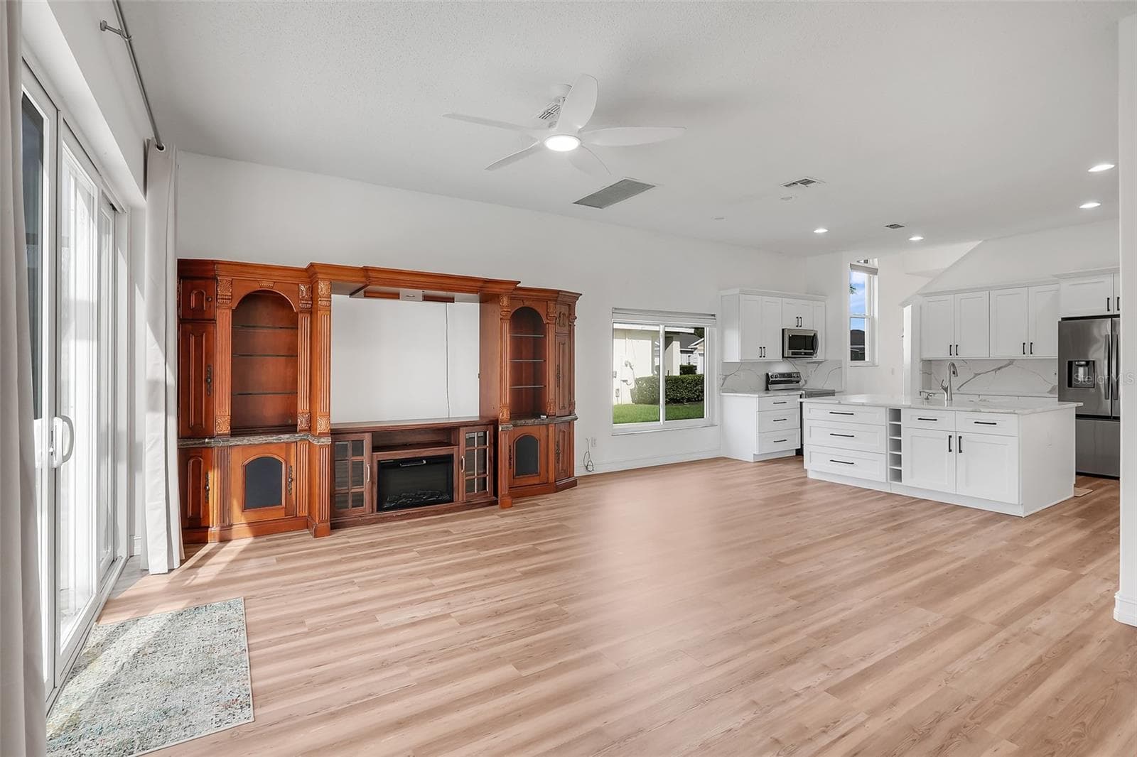 Family Room and kitchen - 16740 GLENBROOK BLVD, CLERMONT