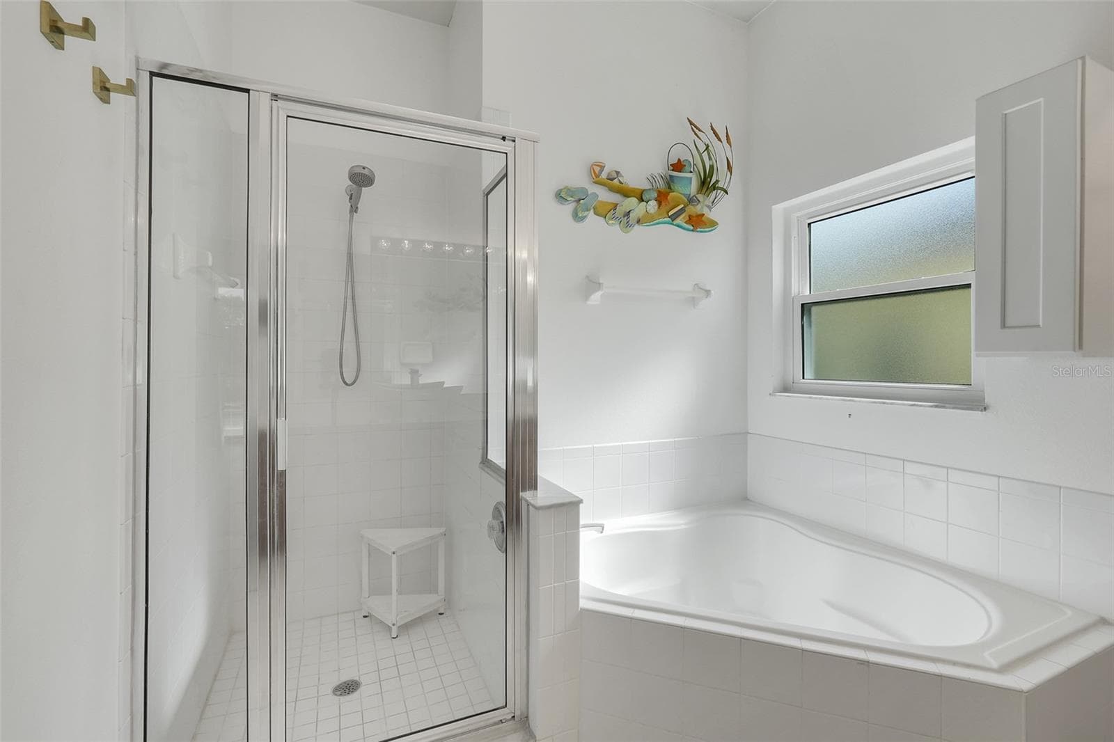 Separate tub/shower in downstairs master bathroom - 16740 GLENBROOK BLVD, CLERMONT