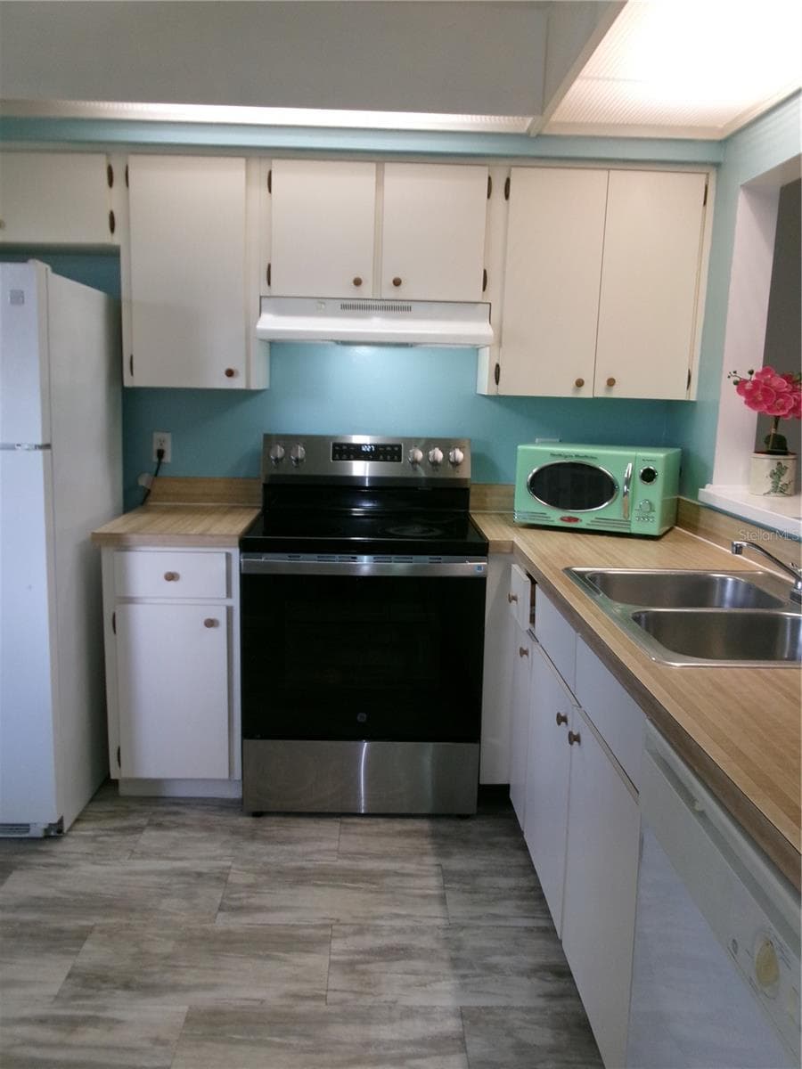 Clean Kitchen as you enter. New stove. Vinyl floor. - 4324 MIDDLEBROOK RD #4324, ORLANDO