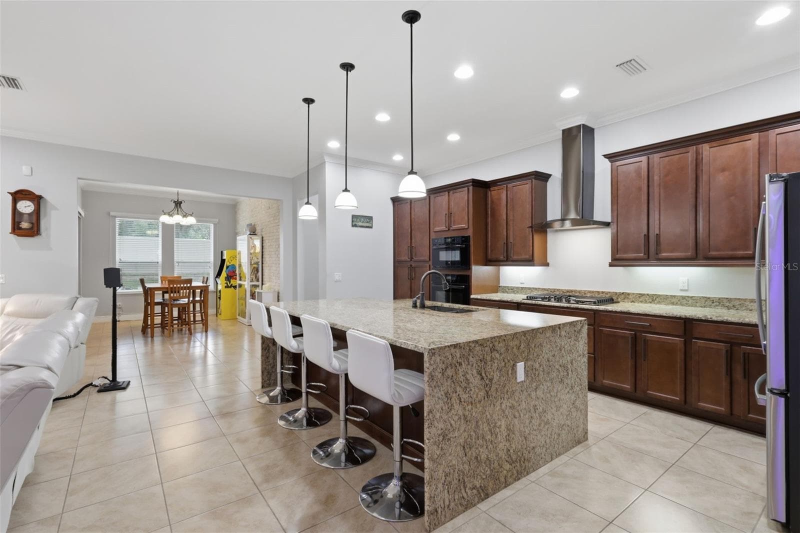 Waterfall Granite Countertop - 273 SILVER MAPLE RD, GROVELAND