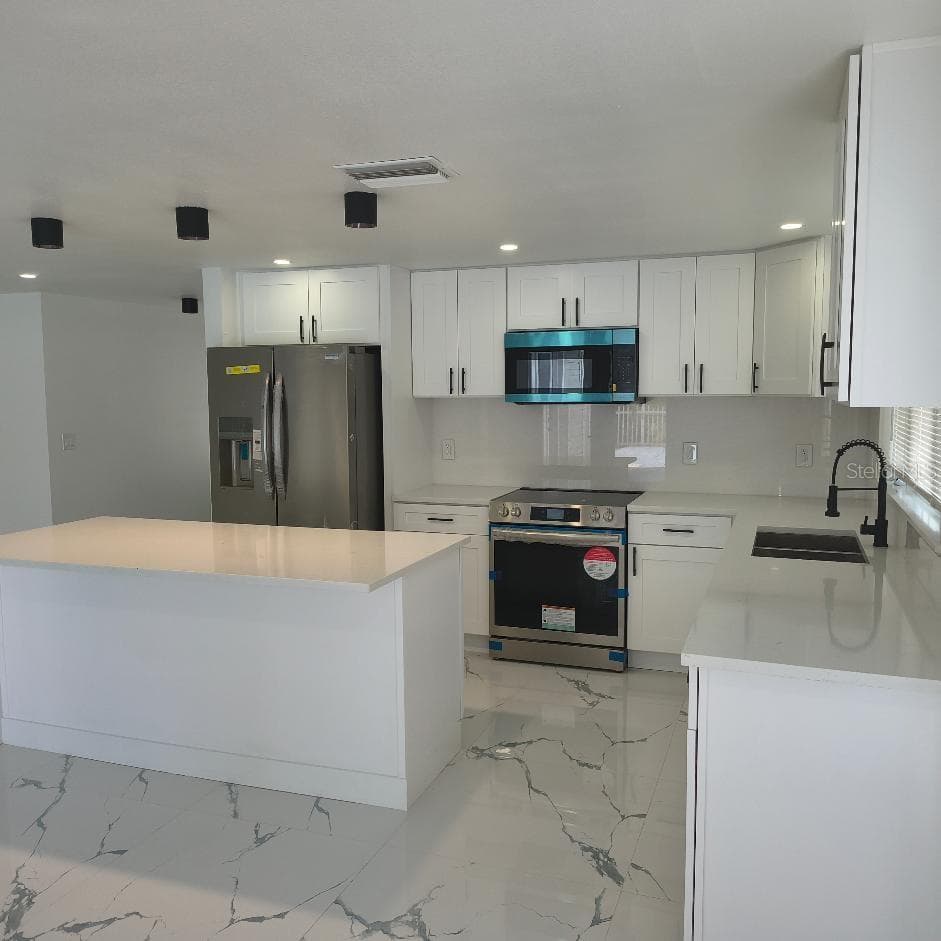 Single Family Residence at 7019 FOUNTAIN AVE, TAMPA, photo 3 of 25