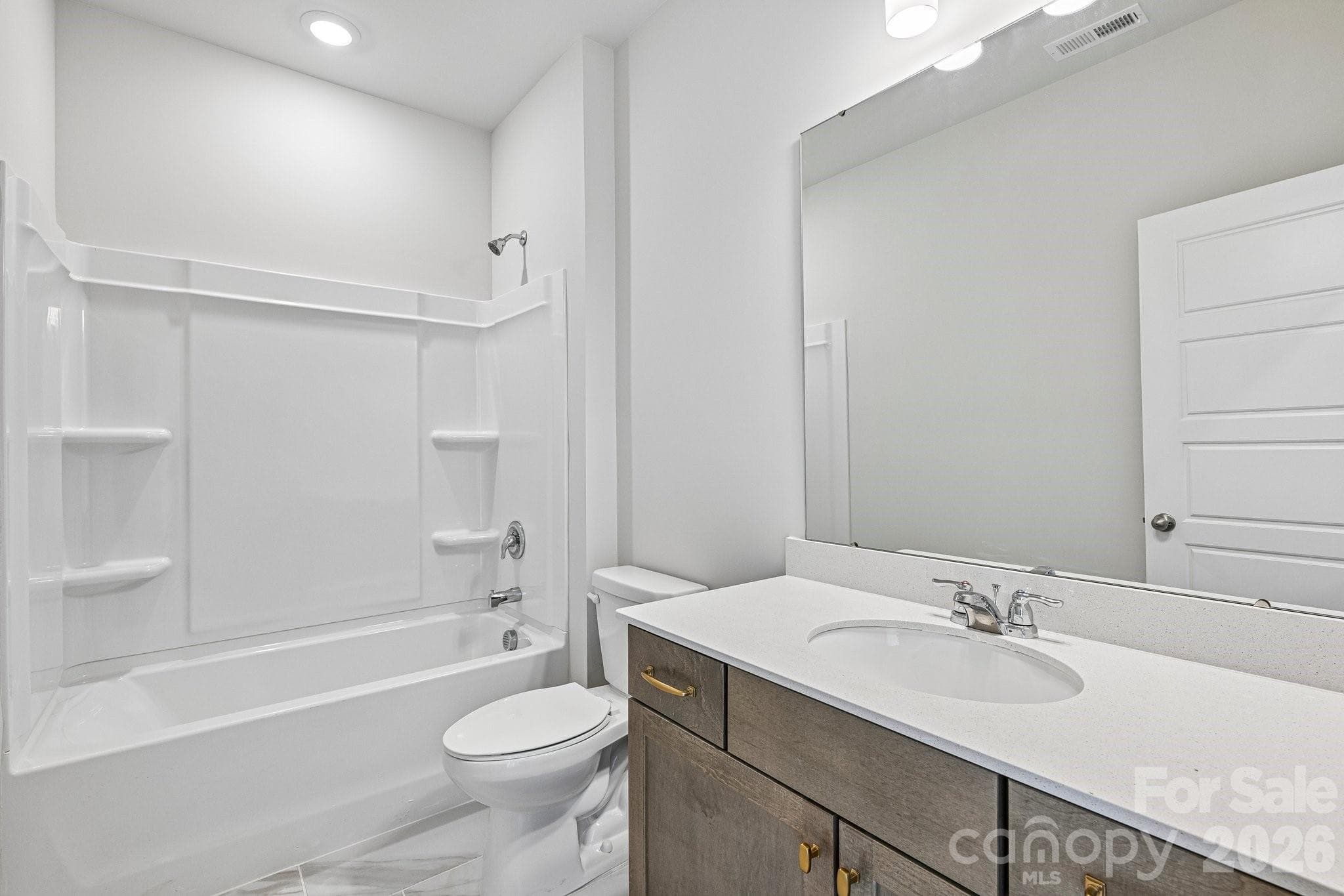 Main level shared full bathroom - 605 Banter Lane, Gastonia