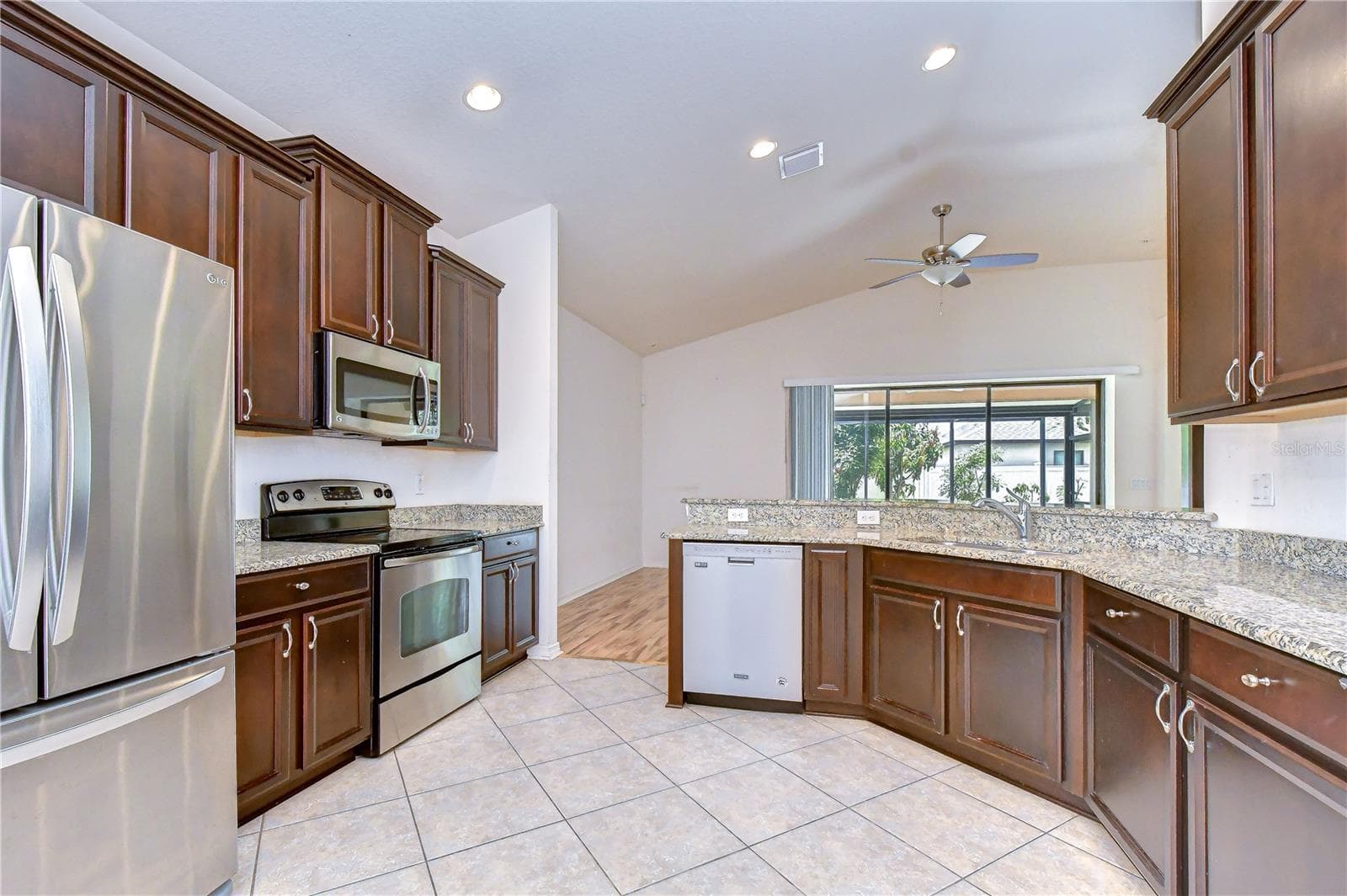 Single Family Residence at 8443 WHITE POPLAR DR, RIVERVIEW, photo 38 of 105