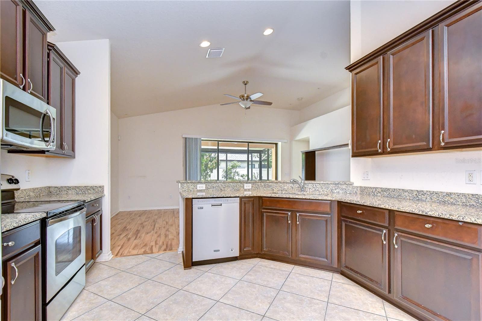 Single Family Residence at 8443 WHITE POPLAR DR, RIVERVIEW, photo 39 of 105
