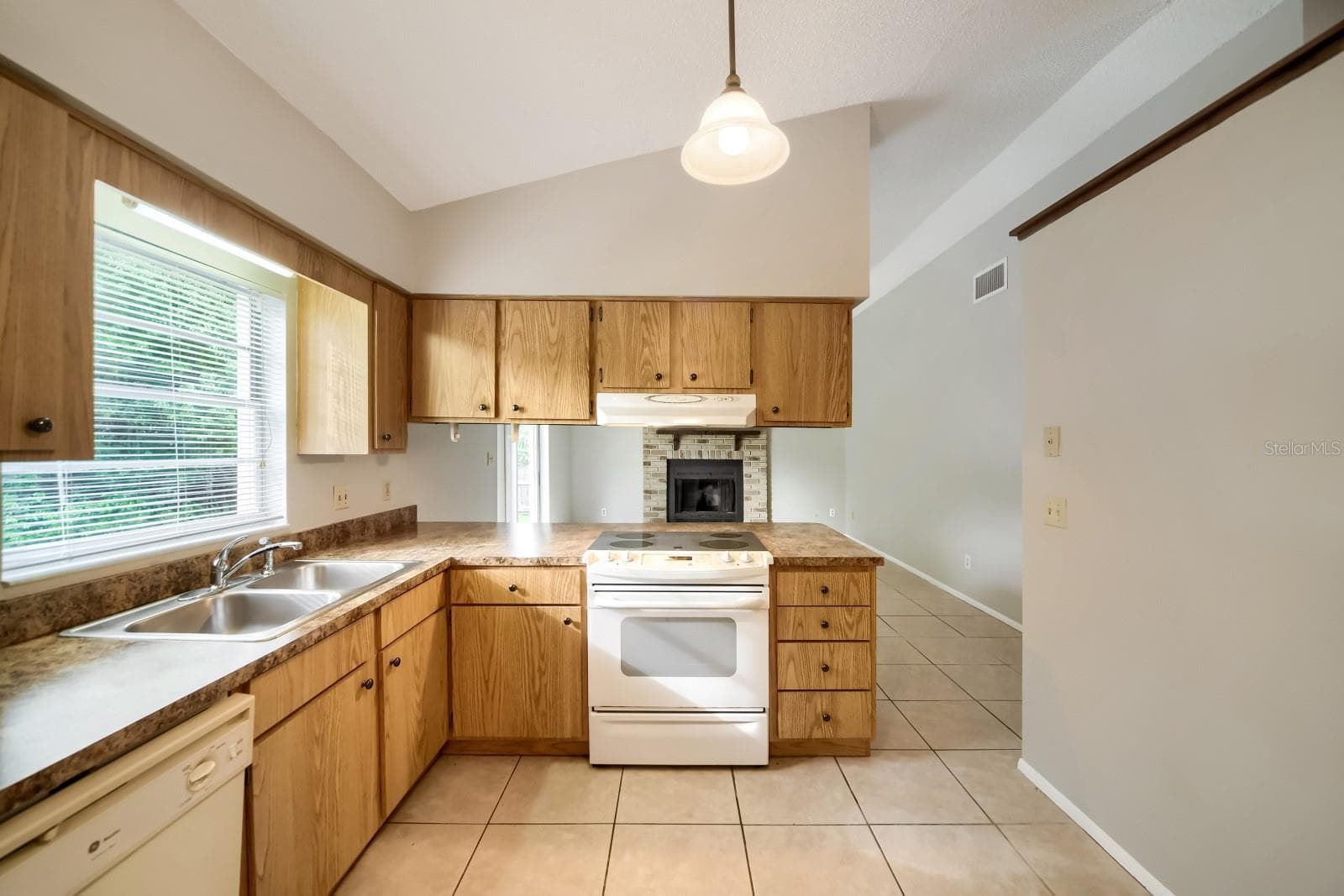 Single Family Residence at 717 LANCEWOOD DR, WINTER SPRINGS, photo 7 of 26