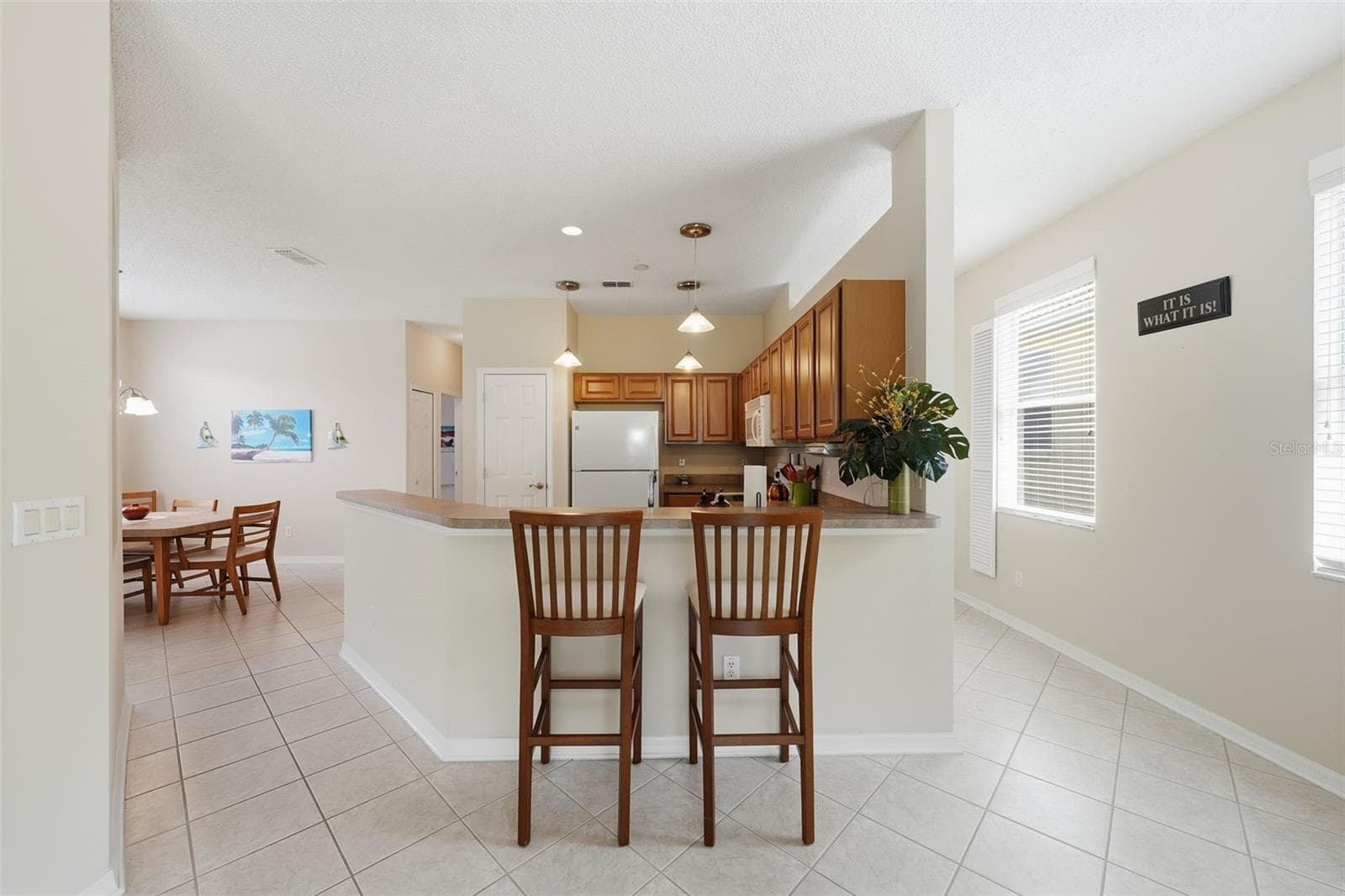 Bar seating with view dining room - 9076 SAINT ANDREWS WAY, MOUNT DORA