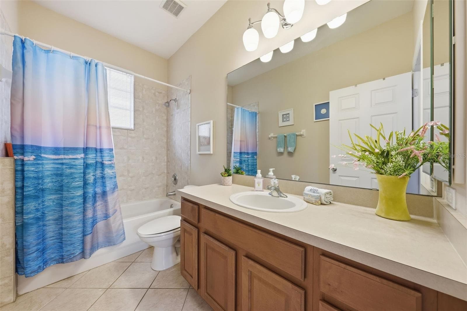 Large guest bath with beautifully tiled tub shower combo - 9076 SAINT ANDREWS WAY, MOUNT DORA