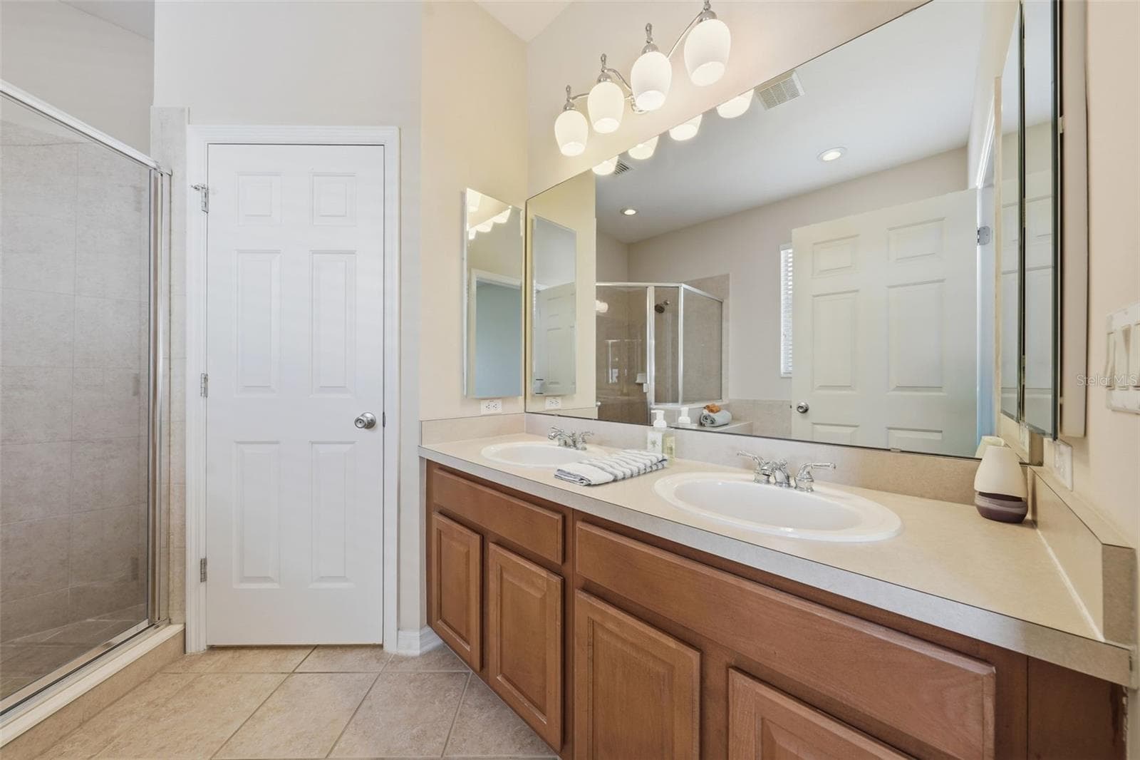 Primary bath with dual sinks and private water closet - 9076 SAINT ANDREWS WAY, MOUNT DORA