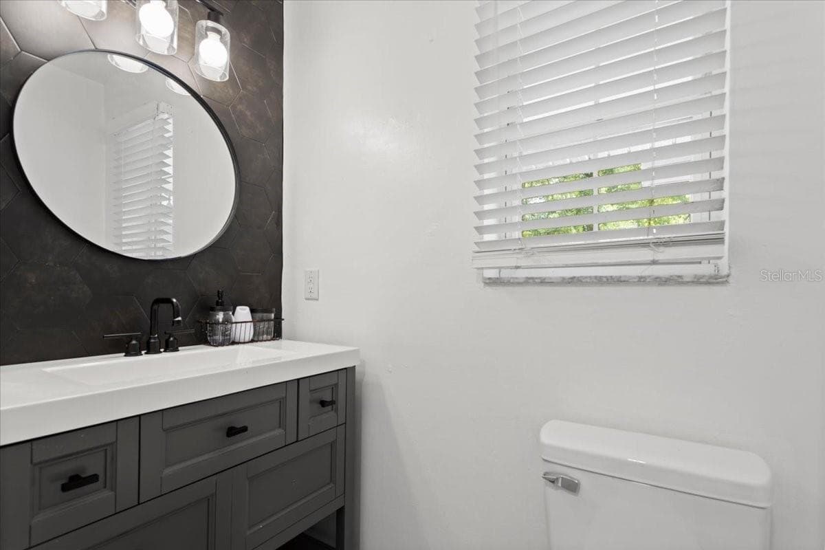 Guest bath - 5309 NE 60TH AVE, HIGH SPRINGS
