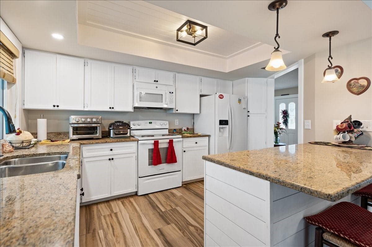 Single Family Residence at 5438 DOMINICA CIR, SARASOTA, photo 6 of 28