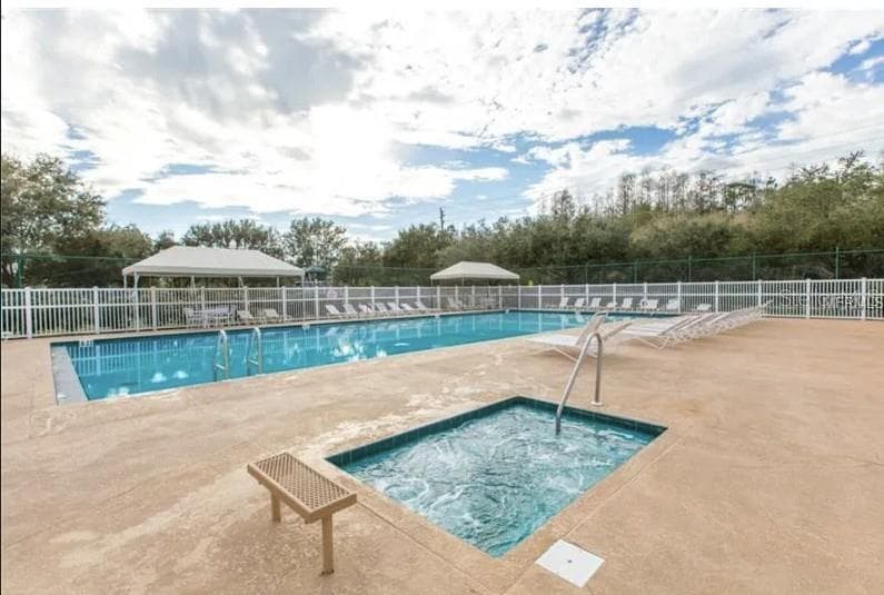 Townhouse at 9516 CHARLESBERG DR, TAMPA, photo 40 of 42