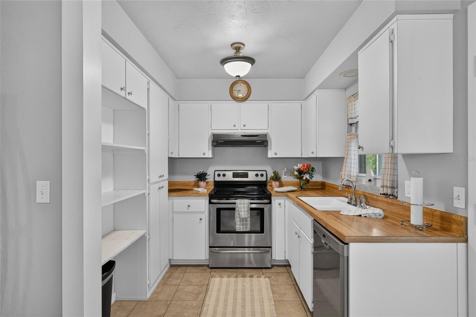 Single Family Residence at 3705 N HONEYLOCUST DR, BEVERLY HILLS, photo 30 of 66