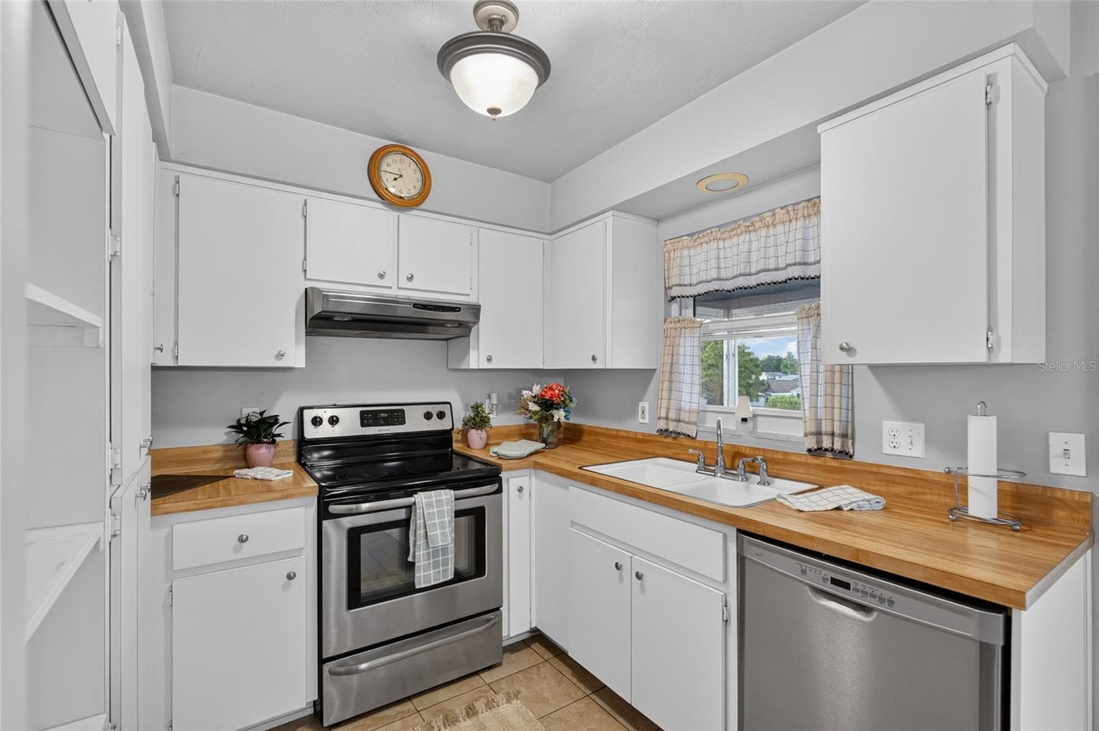 Single Family Residence at 3705 N HONEYLOCUST DR, BEVERLY HILLS, photo 31 of 66
