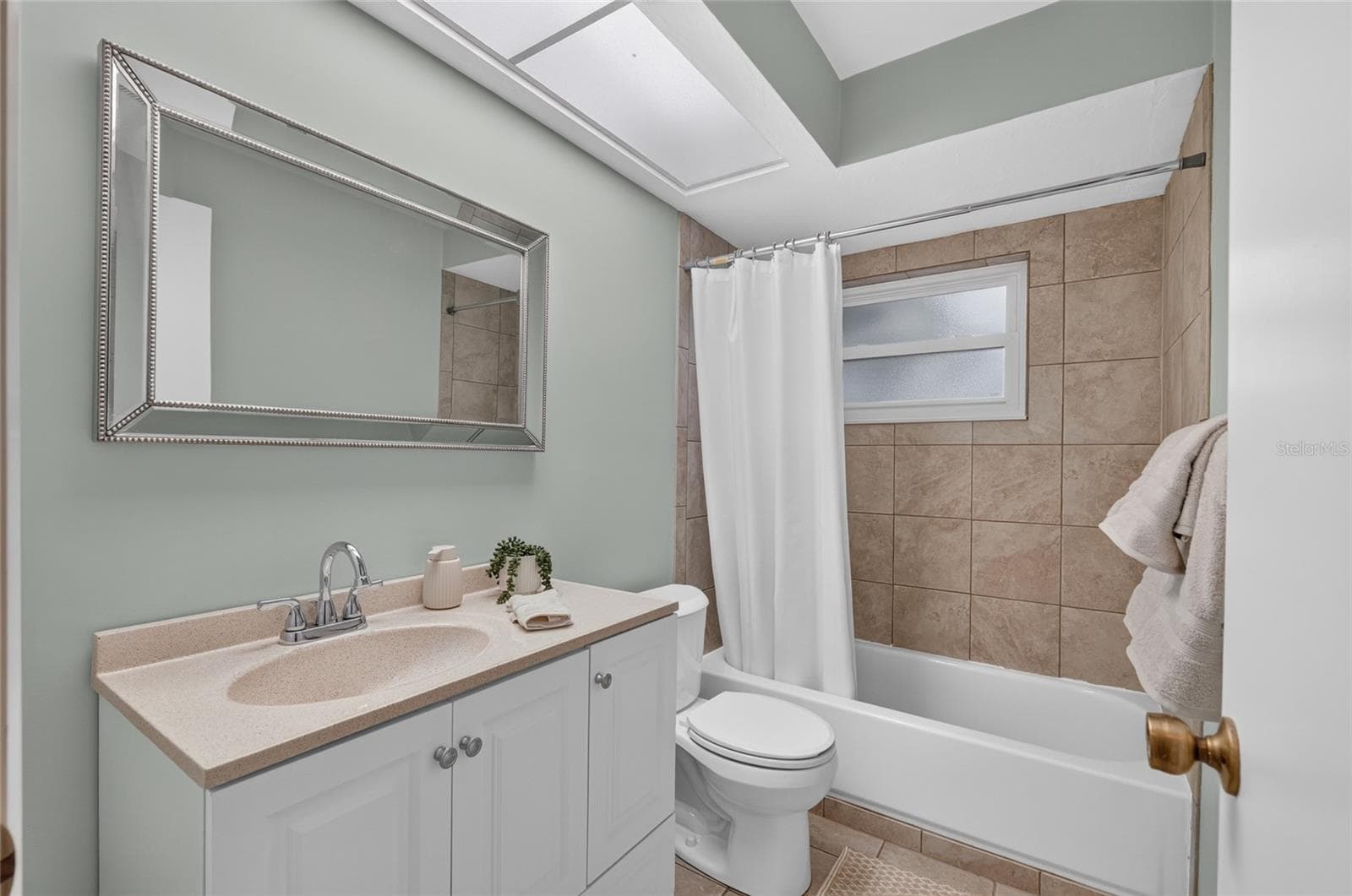 Single Family Residence at 3705 N HONEYLOCUST DR, BEVERLY HILLS, photo 44 of 66