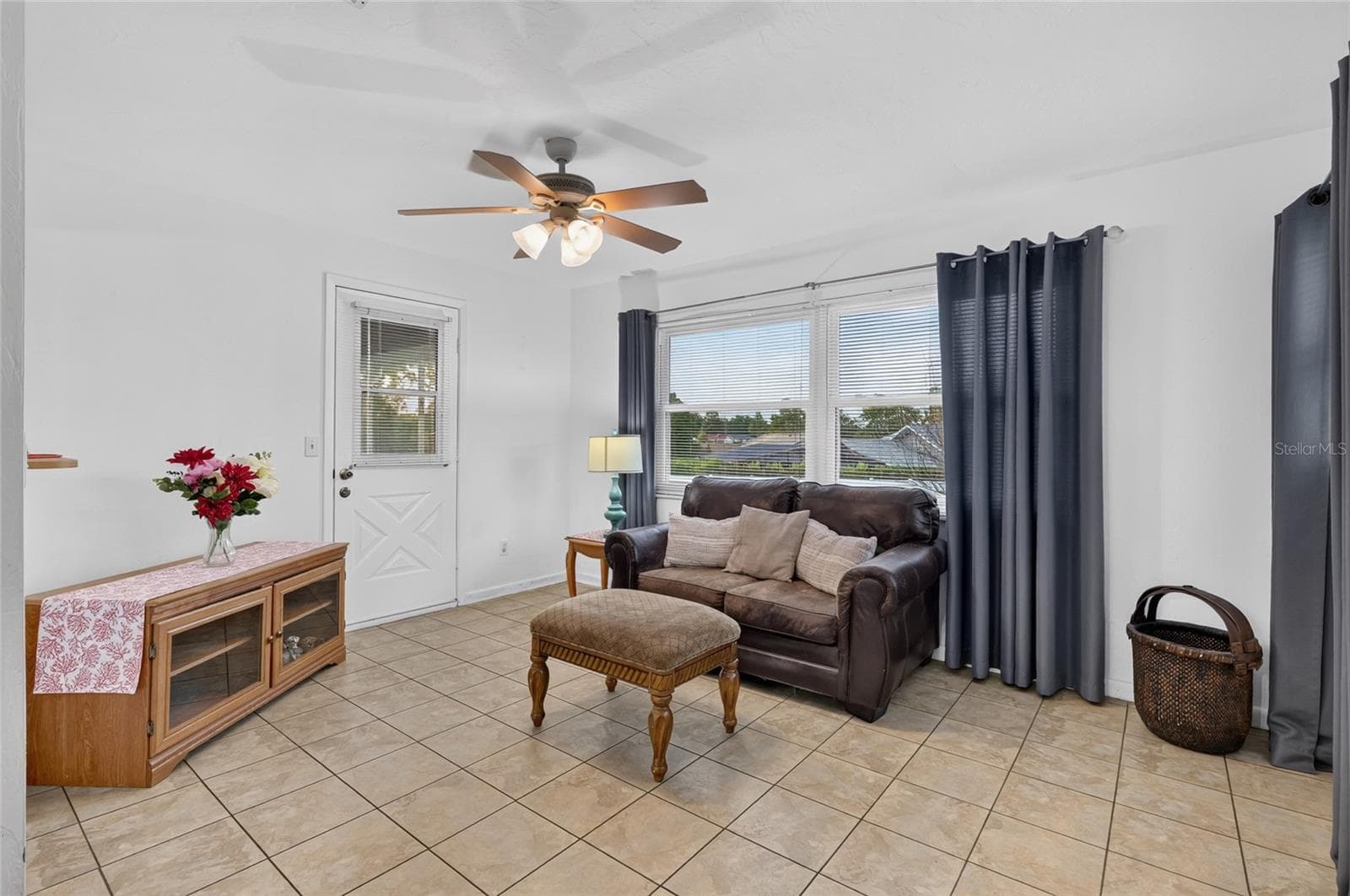 Single Family Residence at 3705 N HONEYLOCUST DR, BEVERLY HILLS, photo 49 of 66