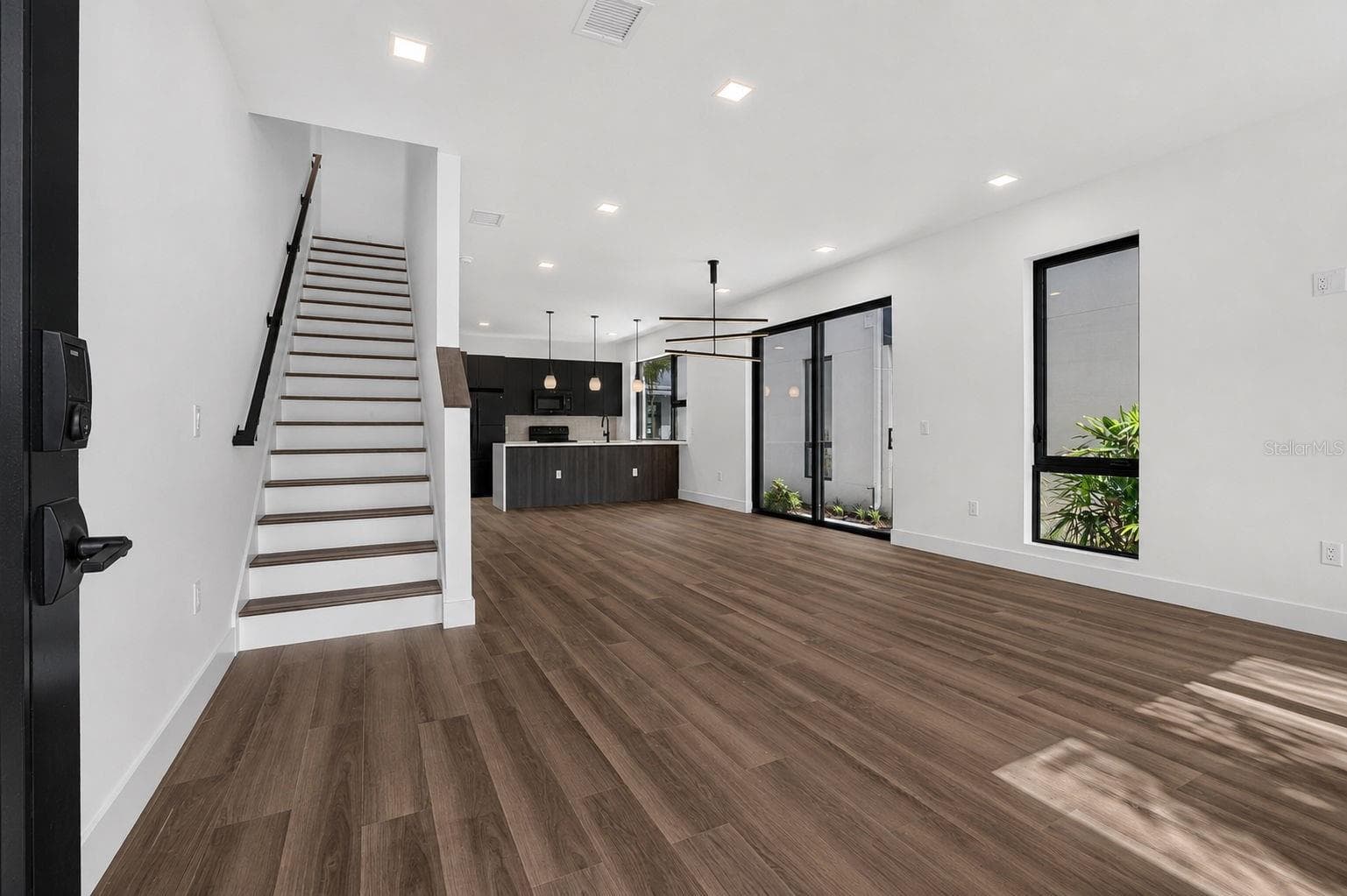 Townhouse at 100 36TH ST N, ST PETERSBURG, photo 4 of 28