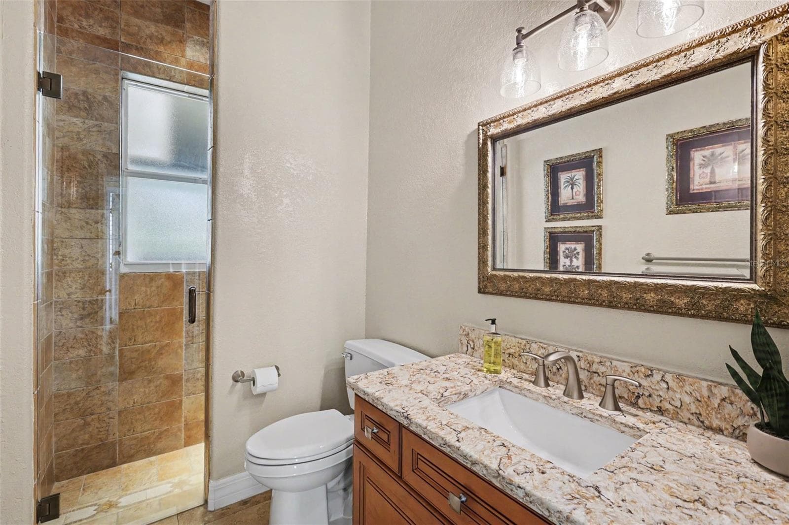 Guest Suite full bath with walk in shower - 2912 HAMPTON PLACE CT, PLANT CITY