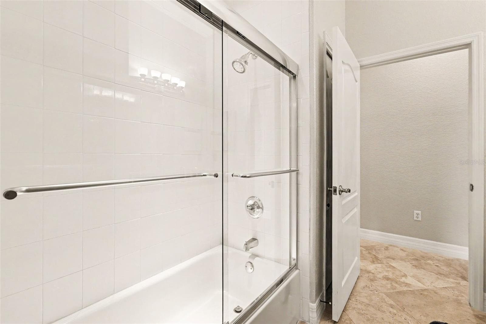 Guest bath has glass tub/shower enclosure - 2912 HAMPTON PLACE CT, PLANT CITY