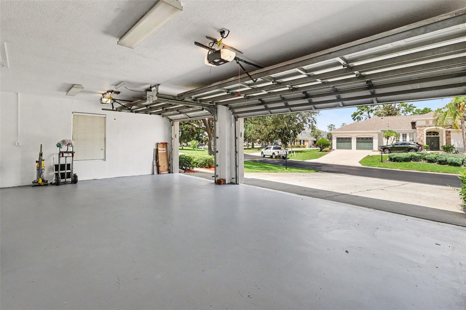 Freshly painted floor in garage - 2912 HAMPTON PLACE CT, PLANT CITY