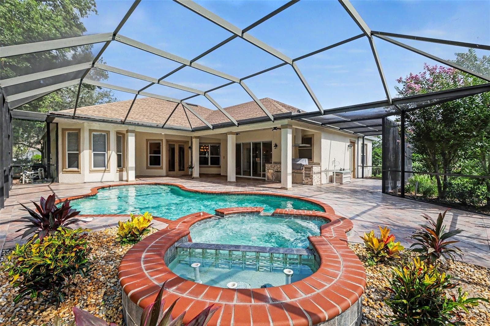Beautiful salt pool and spa - 2912 HAMPTON PLACE CT, PLANT CITY