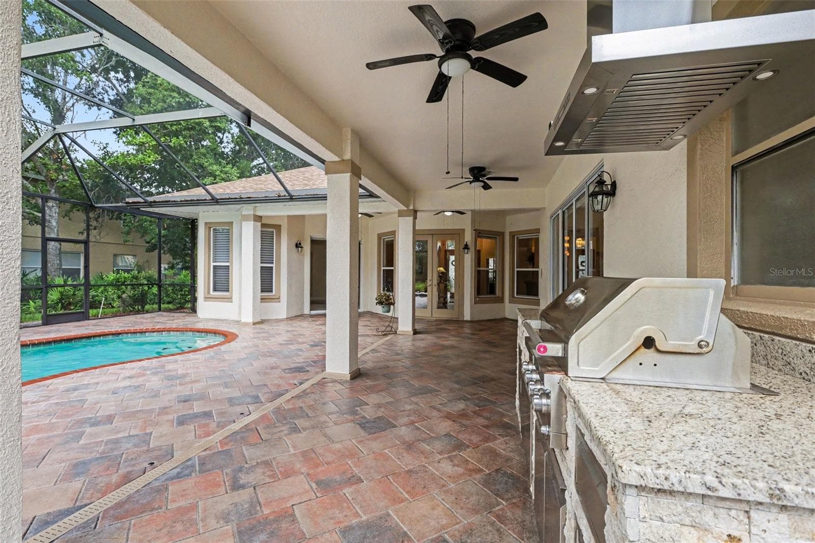 Custom built grilling area with vented hood - 2912 HAMPTON PLACE CT, PLANT CITY