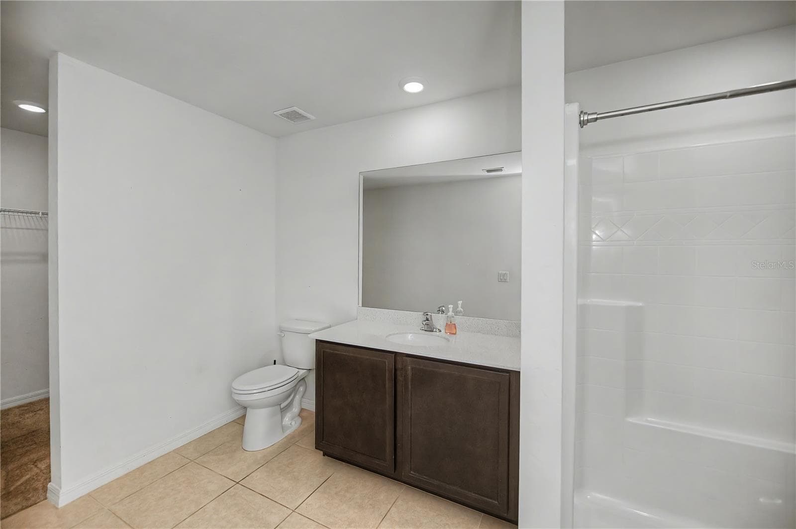 Ensuite Bathroom with Oversized Vanity and Tub/Shower Combo - 2555 ATWATER DR, NORTH PORT
